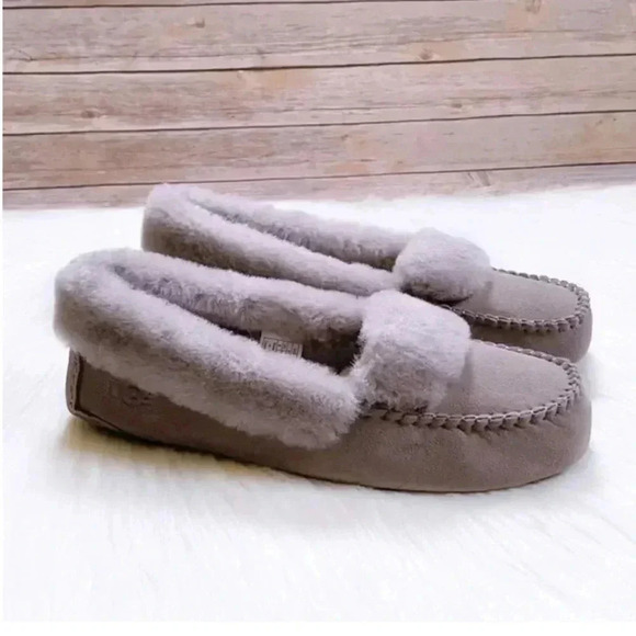 UGG W Dakota Seam - Picture 1 of 7